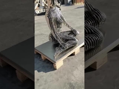 Μεγάλη σύγχρονη αφηρημένη μεταλλική ανθρώπινη φιγούρα