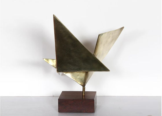 Καλή τιμή. Μικρά αγάλματα χαλκού σταθερότητας διάβρωσης καλλιτεχνών που σφυρηλατούν την τεχνική για εσωτερικό σε απευθείας σύνδεση