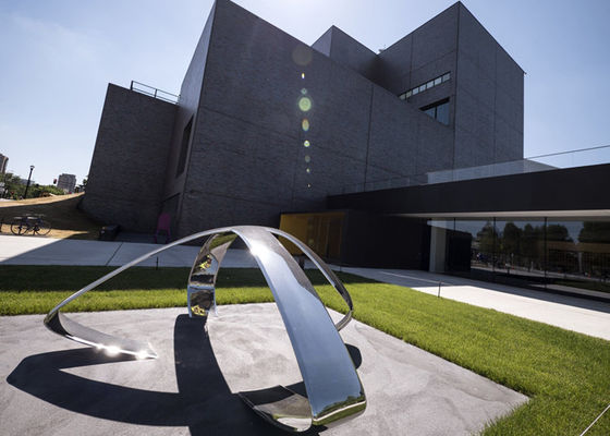 Καλή τιμή. Ο καθρέφτης τελειώνει το μοναδικό σύγχρονο υπαίθριο γλυπτό μετάλλων για την τετραγωνική διακόσμηση σε απευθείας σύνδεση