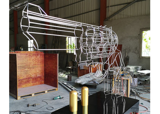 Καλή τιμή. Η μεγάλη τέχνη ανοξείδωτου σμιλεύει το γλυπτό καλωδίων μετάλλων πυροβόλων όπλων με τις σφαίρες σε απευθείας σύνδεση