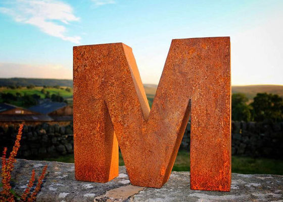 Καλή τιμή. Σκουριασμένο υπαίθριο γλυπτό μετάλλων γραμμάτων Μ τοπίων γλυπτών χάλυβα Corten διακοσμήσεων πάρκων σε απευθείας σύνδεση