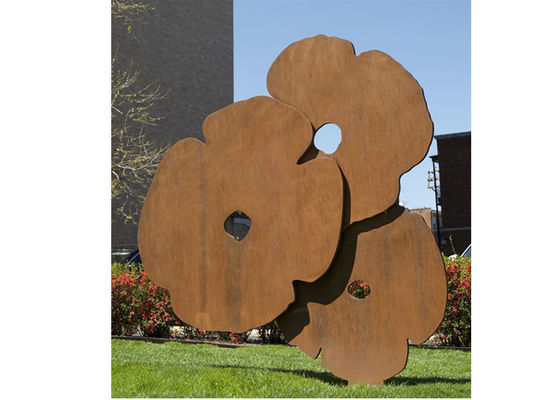 Καλή τιμή. Το γλυπτό λουλουδιών χρήσης κήπων συγκόλλησης, αυξήθηκε μορφή συνήθειας γλυπτών σε απευθείας σύνδεση