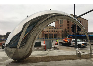 Καλή τιμή. Δημόσιο υπαίθριο γλυπτό ανοξείδωτου πόλεων μεγάλο για το αστικό τοπίο σε απευθείας σύνδεση