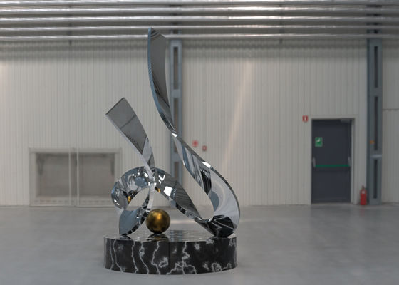 Καλή τιμή. Αφηρημένο σύγχρονο υπαίθριο γλυπτό ανοξείδωτου καθρεφτών σε απευθείας σύνδεση