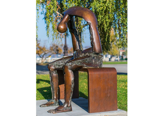 Καλή τιμή. Ζωή - συνεδρίαση ατόμων χαλκού ρίψης μεγέθους στο άγαλμα πάγκων σε απευθείας σύνδεση