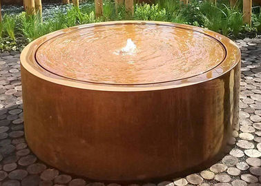 Καλή τιμή. Στάθμη νερού χάλυβα Corten τεχνικής σφυρηλατημένων κομματιών, τέχνη ναυπηγείων μετάλλων γύρω από τη στάθμη νερού σε απευθείας σύνδεση