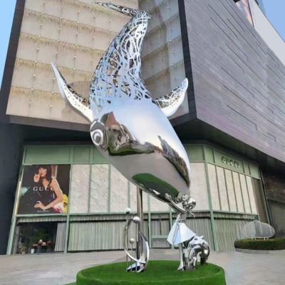 Νύχτα στην πόλη φωτισμένη από ανοξείδωτο χάλυβα Φωτογραφία φάλαινας με φως
